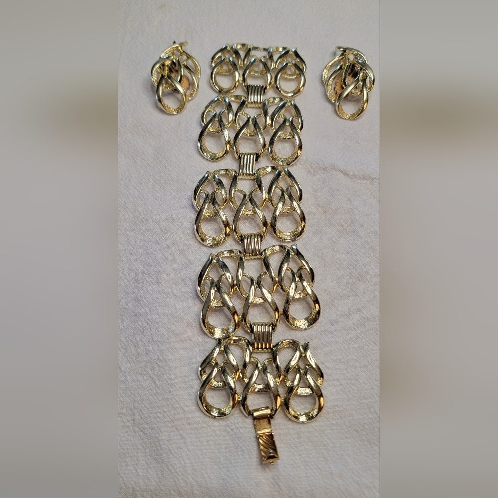 Vintage Sarah Coventry Goldtone Bracelet & Clip on Earrings